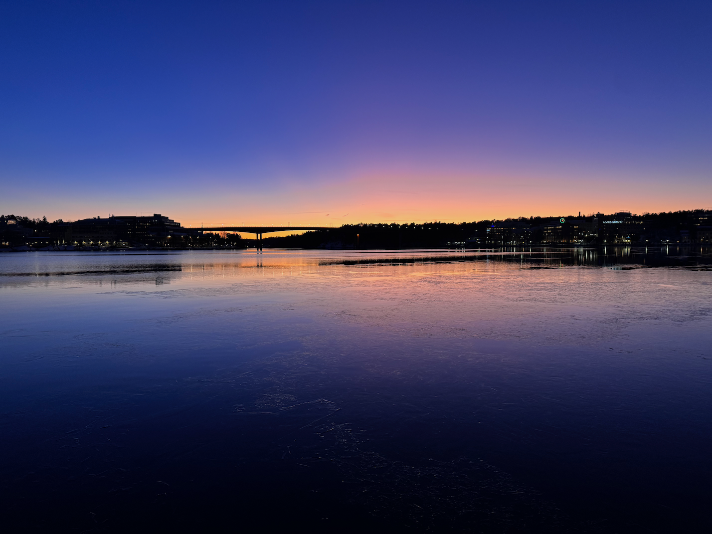 Malerischer Sonnenuntergang über dem Wasser in Alvik, Stockholm – Highlights einer Schweden-Reise