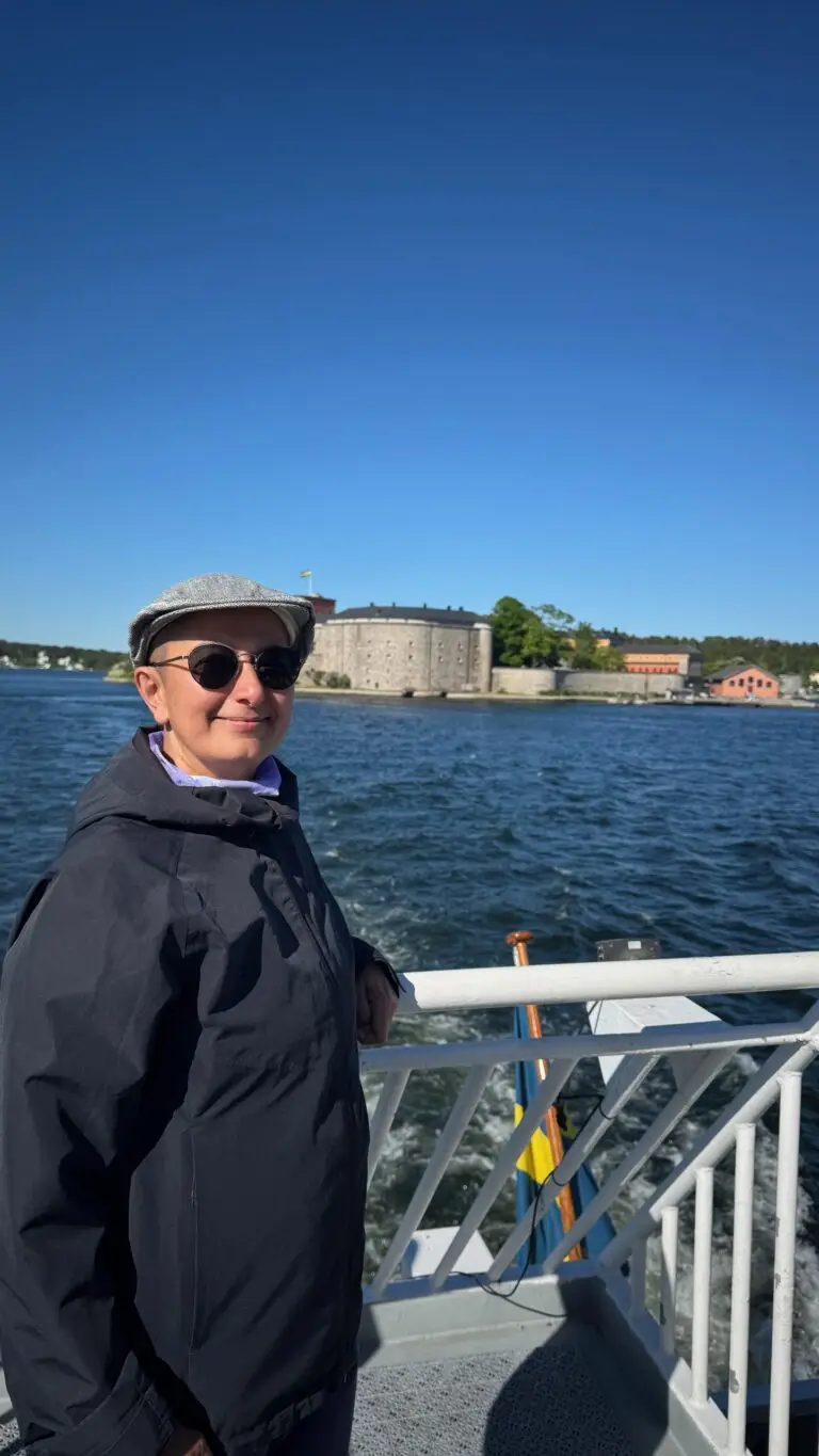 Zayera standing in a ship. In the background you see Vaxholm museum and fortress.
