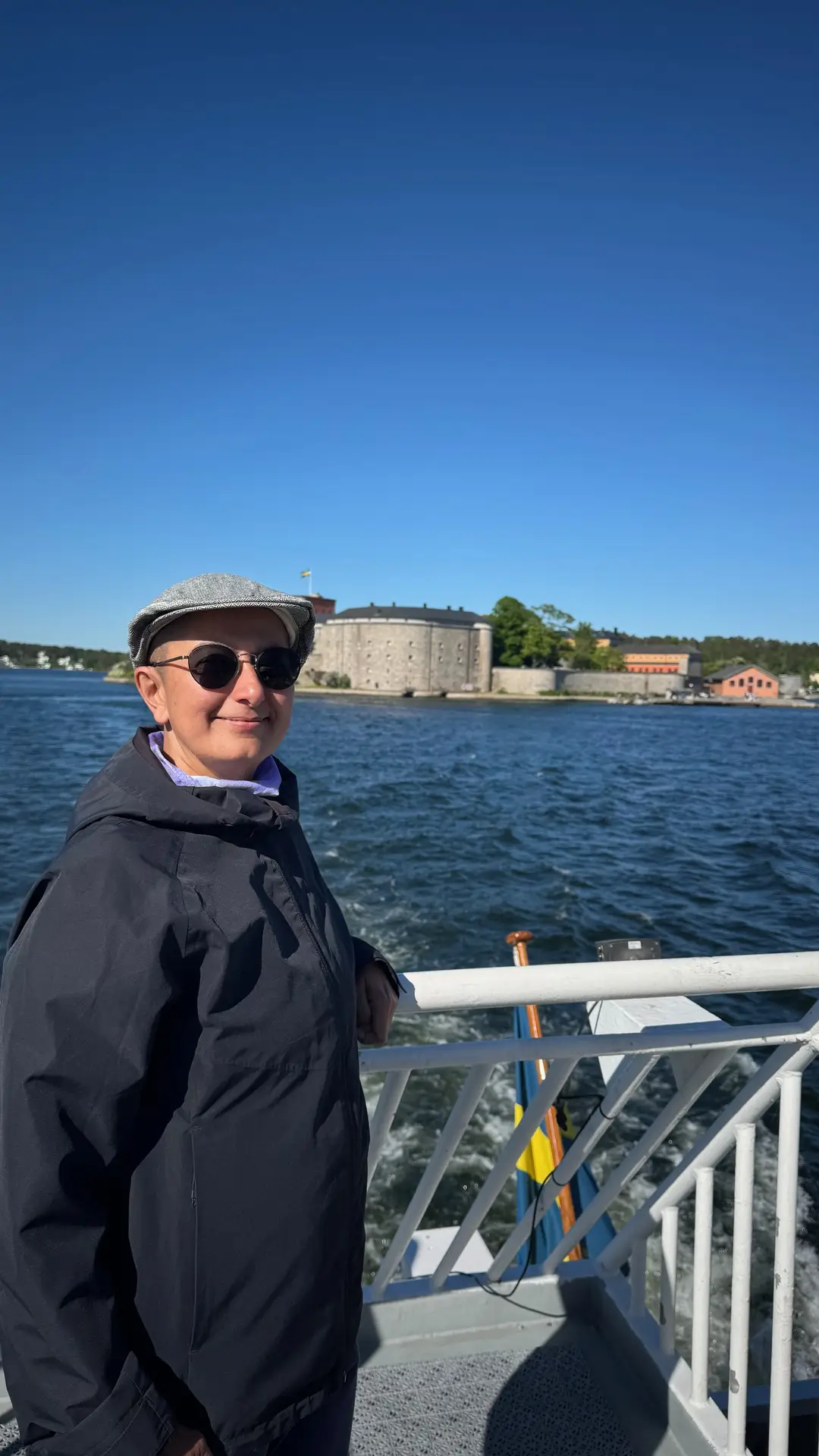 Zayera standing in a ship. In the background you see Vaxholm museum and fortress.