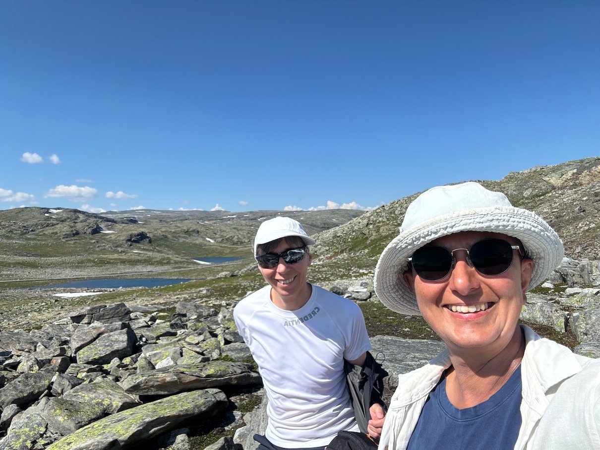 Selfie in a white sun hat with a friend among the rocks on Aurlandsfjellet