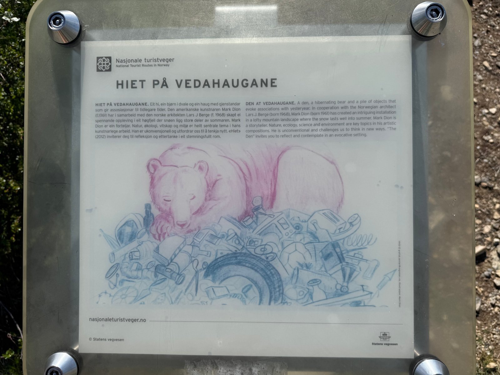 Sign for the artwork at Vedahaugane rest area on Aurlandsfjellet