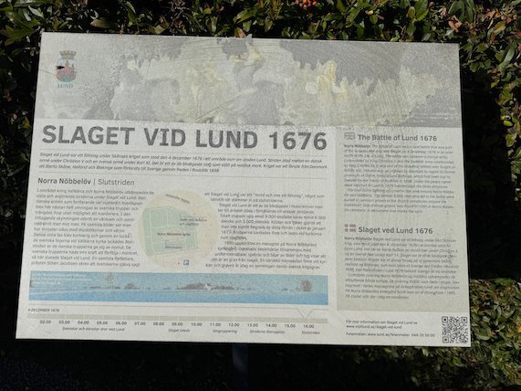 Information sign Slaget vid Lund 1676 at Norra Nöbbelöv, with a map of the battle and text in Swedish, English and Danish