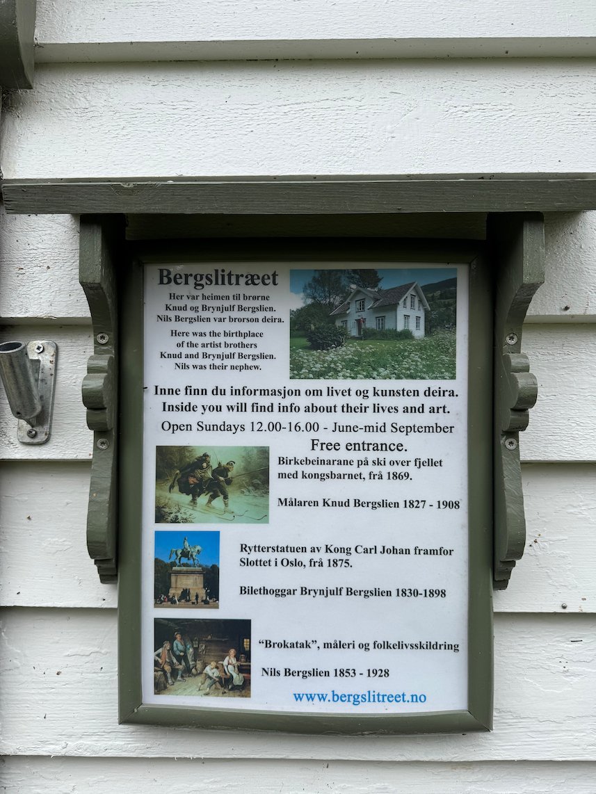 Sign about the Bergslien artist family and their museum in Voss