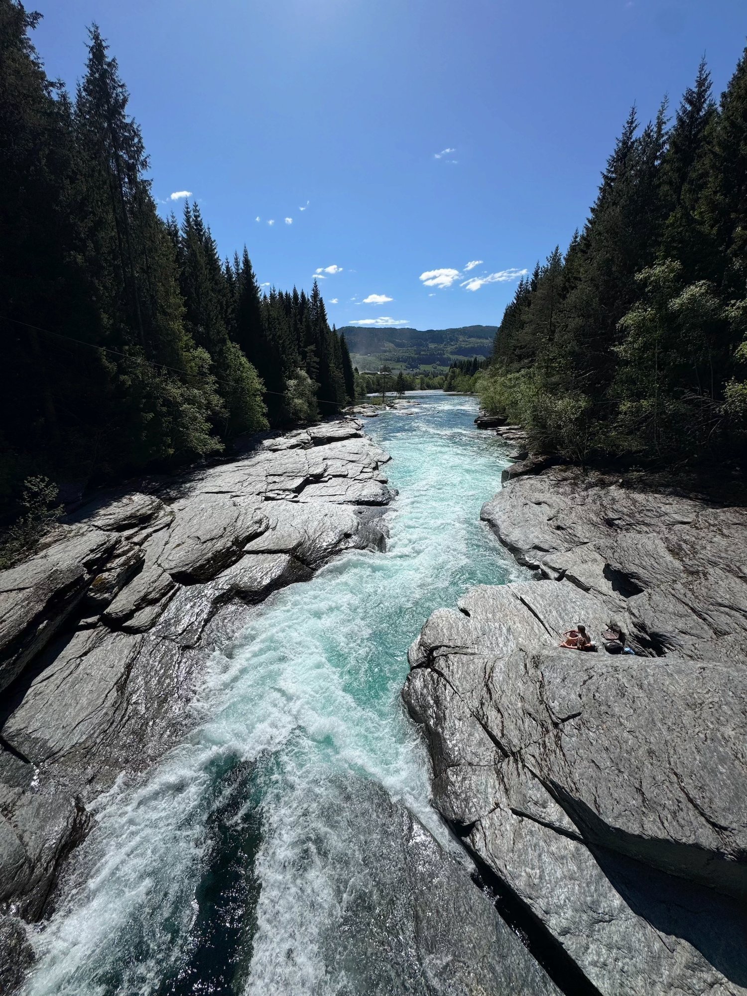 River rapids that rush between smooth grey rocks at Bømoen