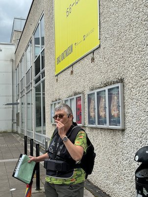 Guide talks outside Borås Art Museum during an art walk