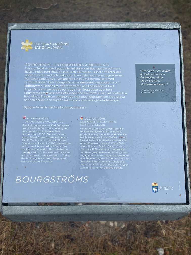 Informationsskylt Bourgströms om stugan där Albert Engström bodde