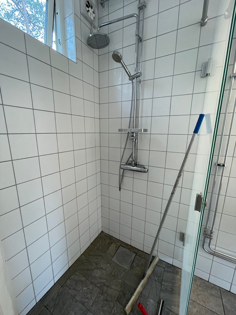 Kaklad dusch i servicehuset på lägerplatsen, Gotska Sandön