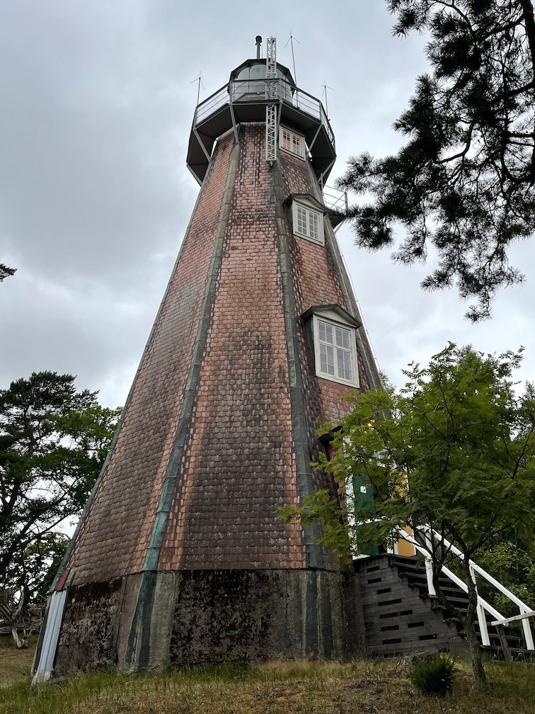 Den höga fyren på Gotska Sandön, klädd i tegel, bland tallar
