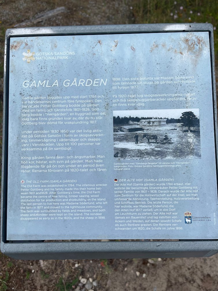 Informationsskylt Gamla gården med text och ett gammalt foto