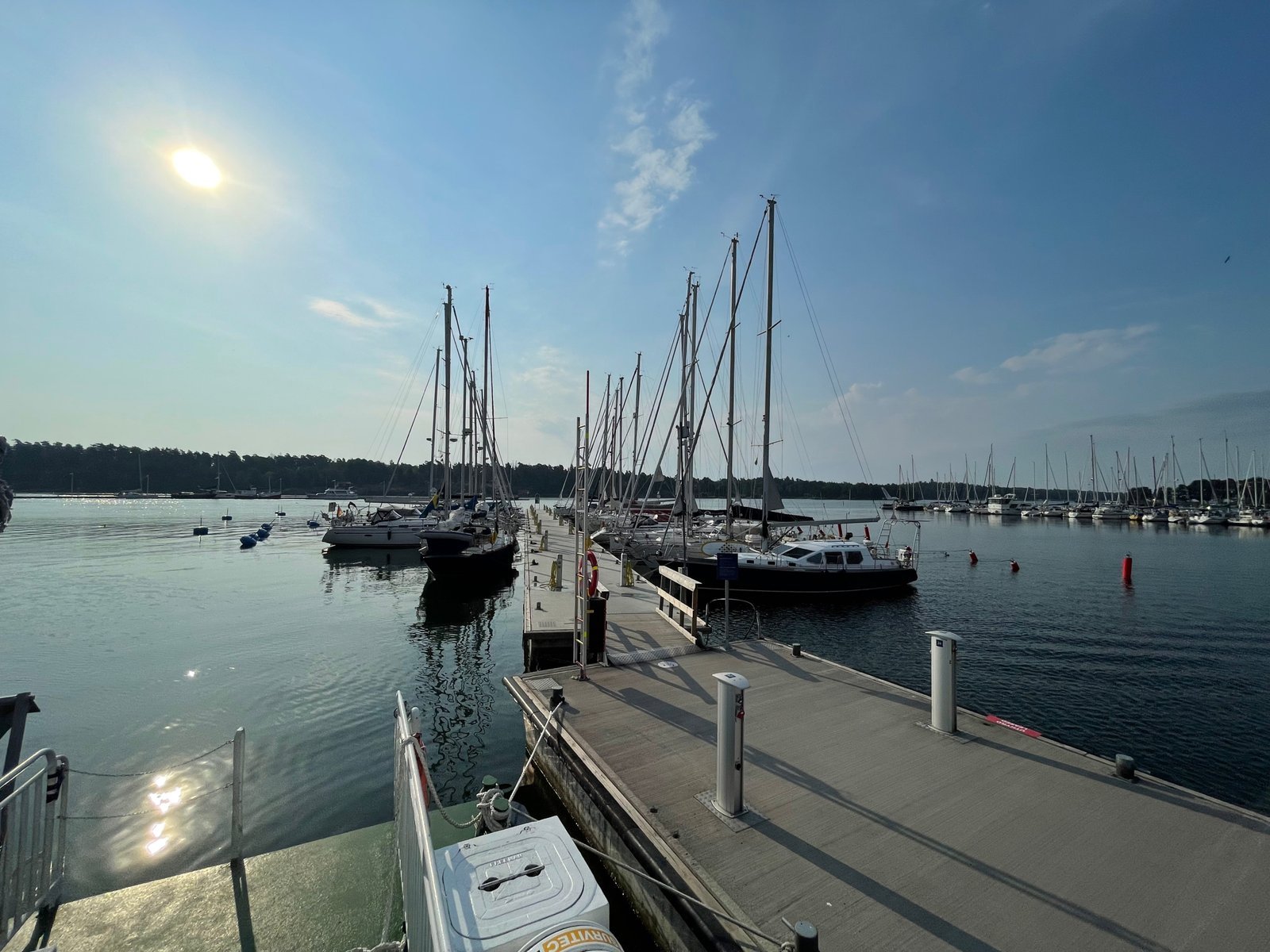 Segelbåtar vid bryggorna i Nynäshamns gästhamn i morgonljus