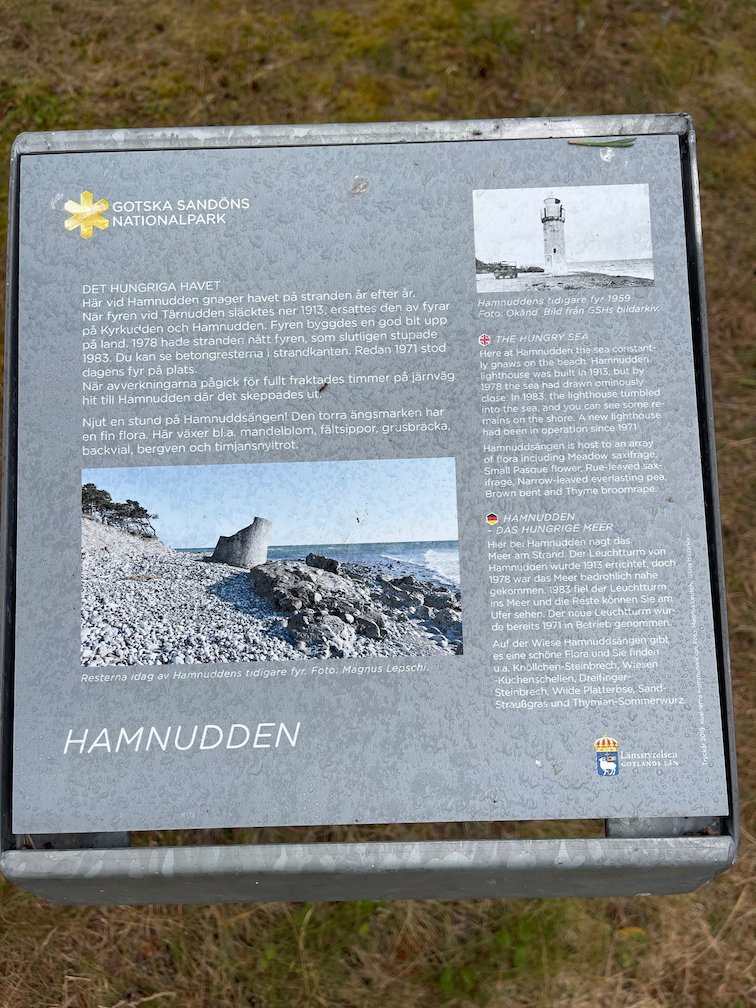 Informationsskylt Hamnudden med foto av fyren och stranden
