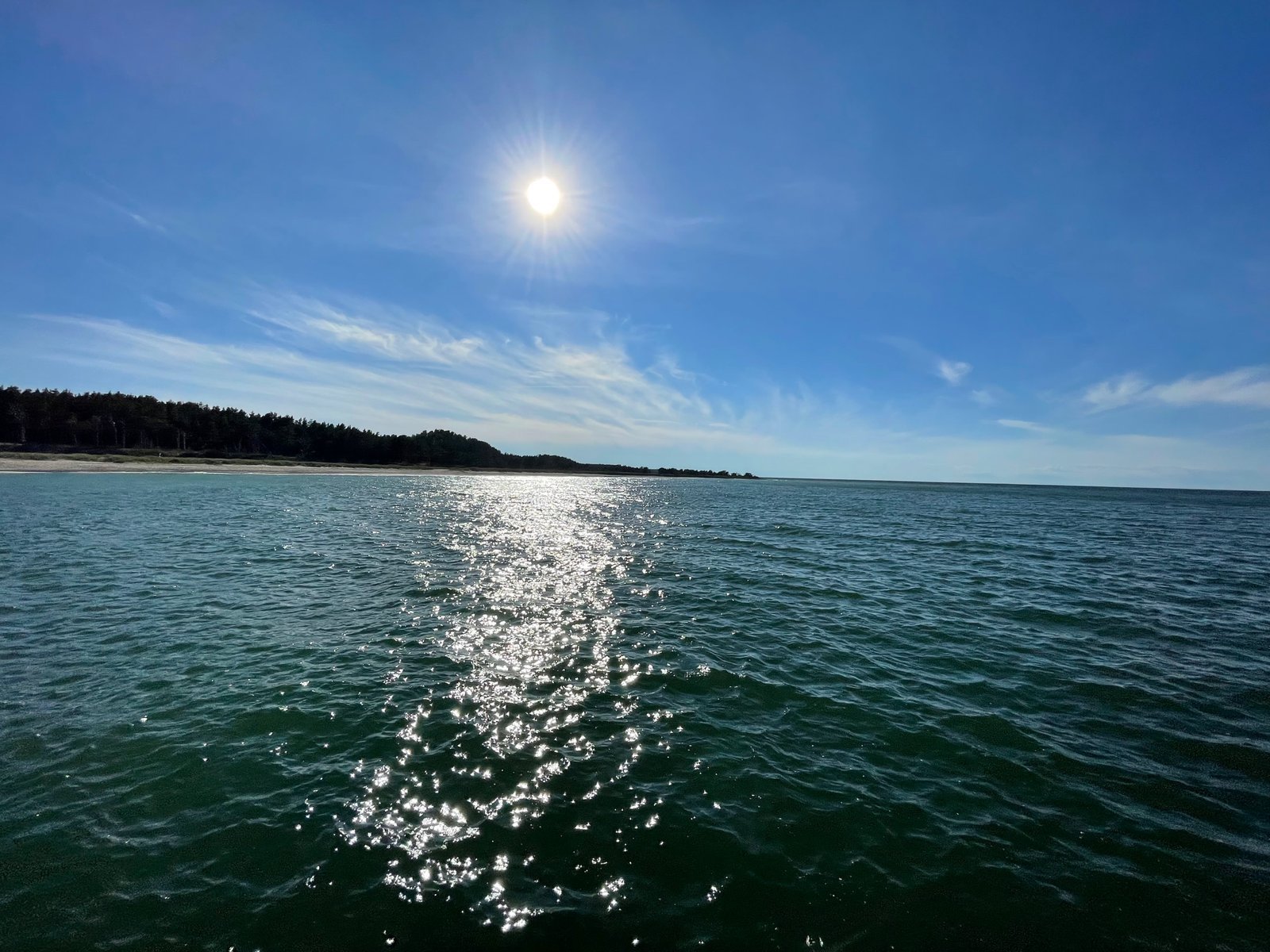 Solen glittrar på havet med Gotska Sandöns kust i fjärran
