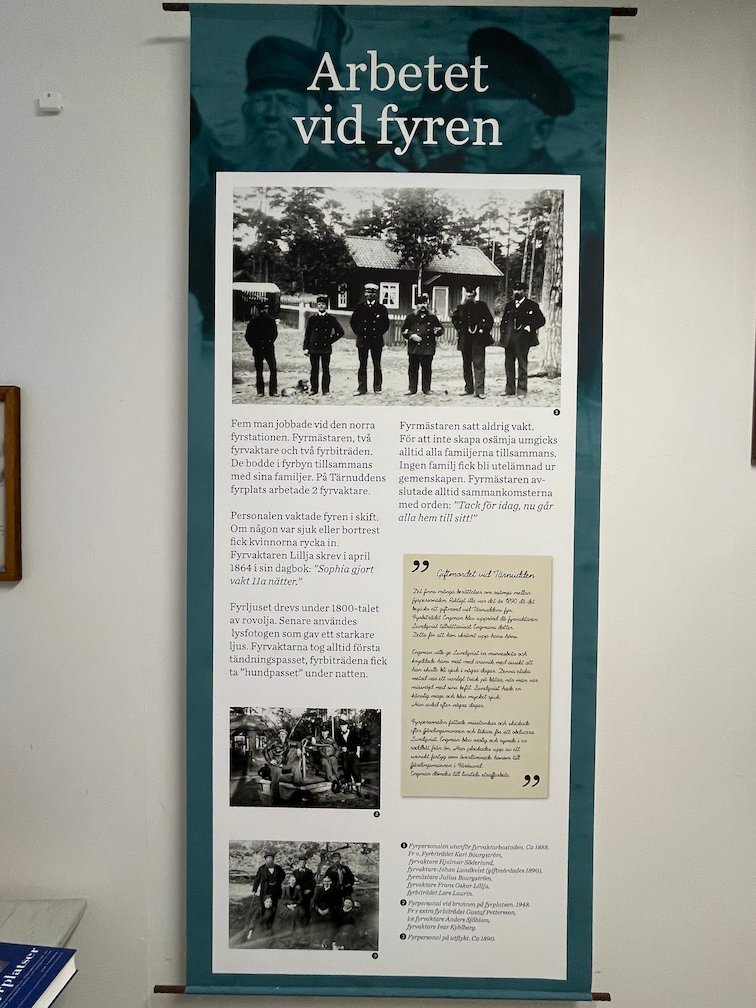 Utställningsbanderoll Arbetet vid fyren med gamla foton