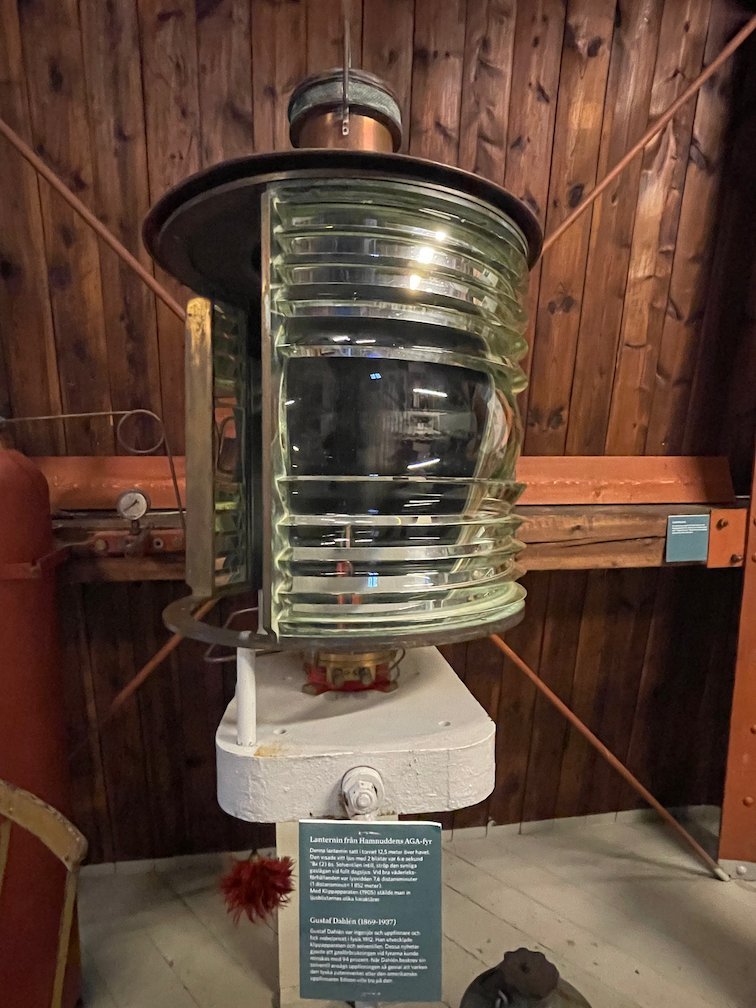 Gammal fyrlins av glas i fyrmuseet