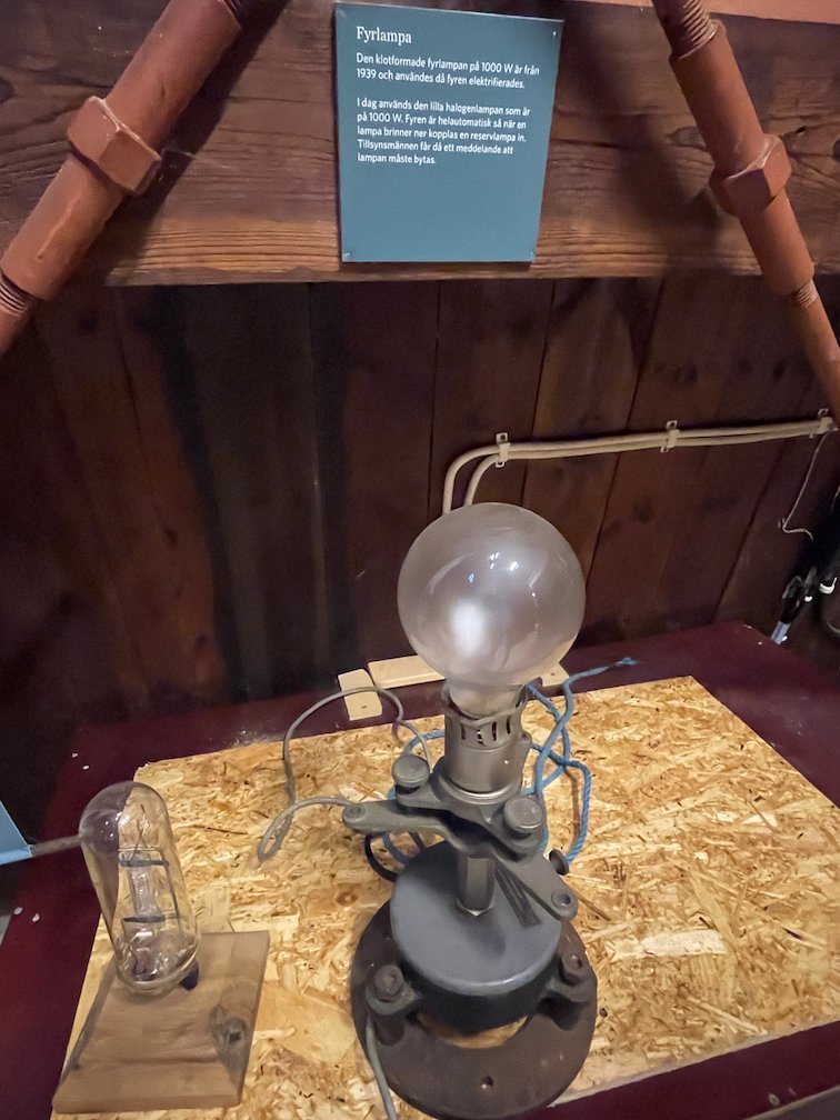 Gammal stor glödlampa på ett bord i fyrmuseet