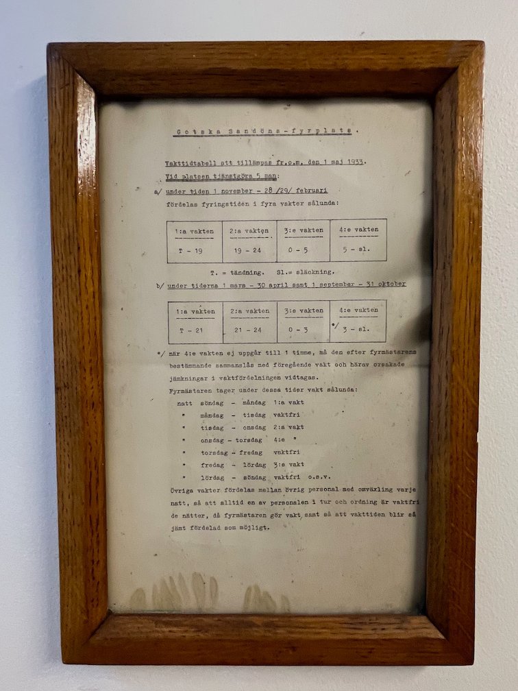 Inramat gammalt maskinskrivet dokument med tabeller i fyrmuseet på Gotska Sandön