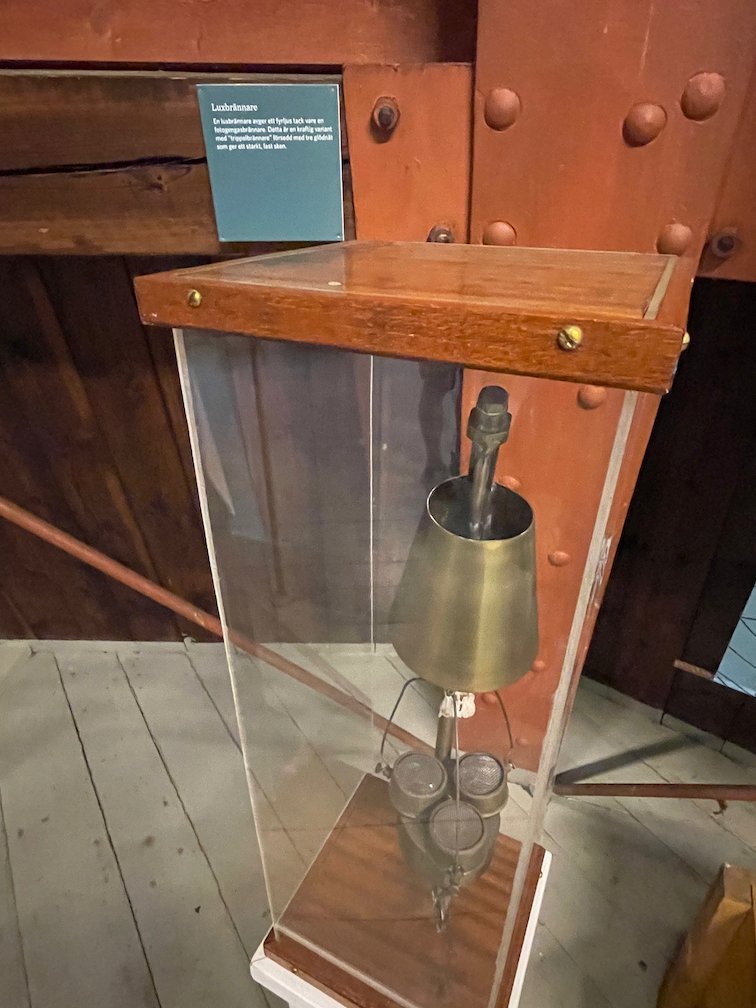 Gammal mässingsdetalj i en glasmonter i fyrmuseet