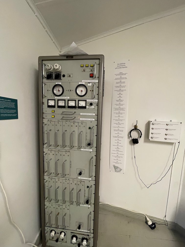 Gammal radioutrustning i ett hörn av museet i fyrbyn