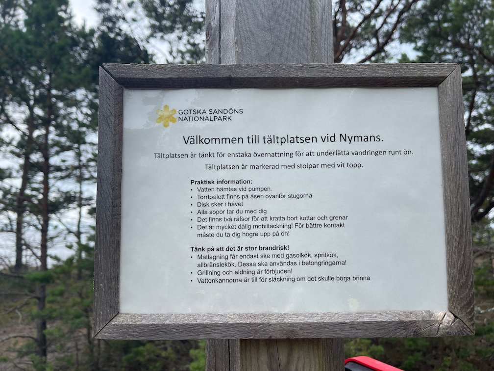 Skylt Välkommen till tältplatsen vid Nymans med regler