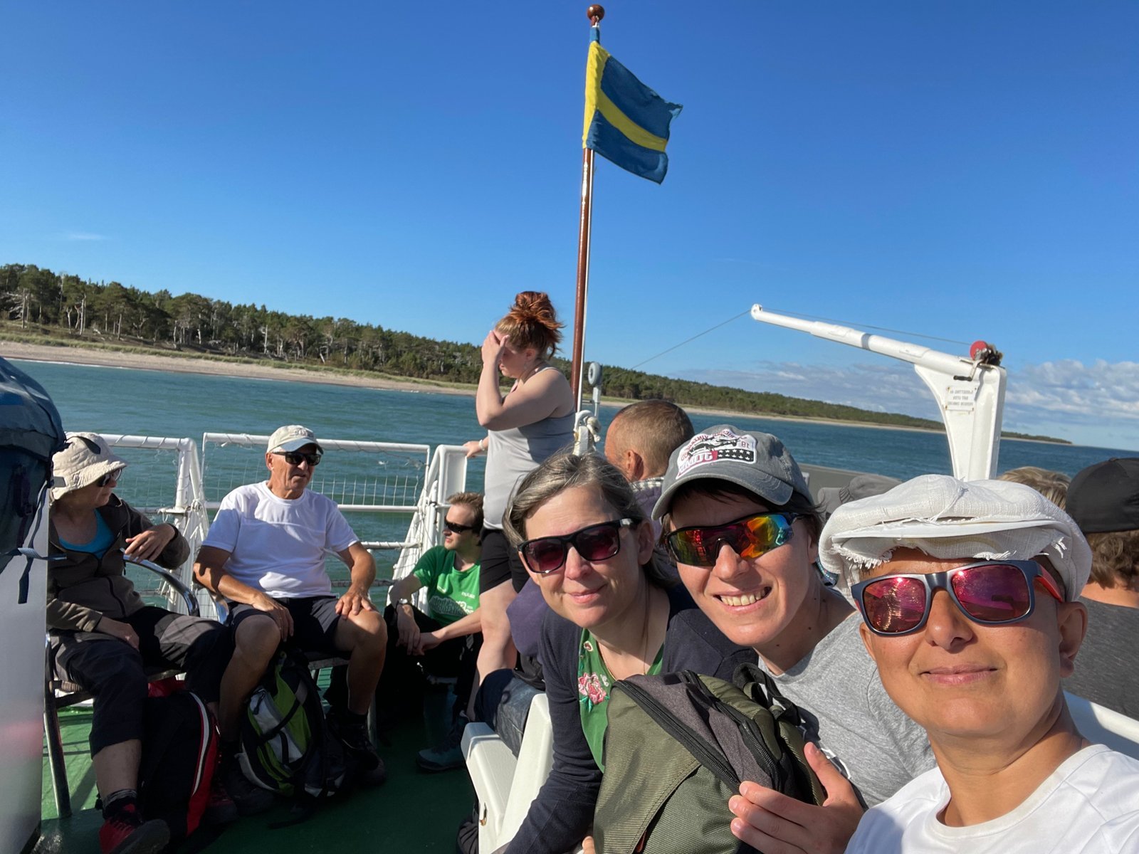 Selfie med vänner på färjans däck under svenska flaggan på väg hem