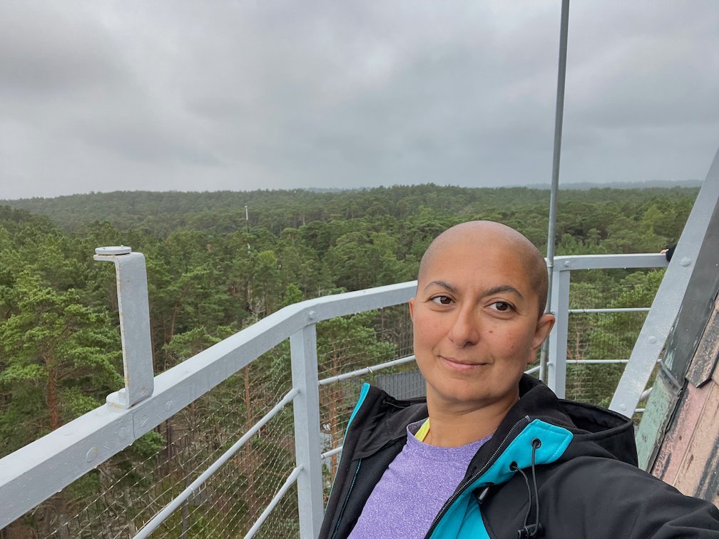 Selfie på fyrens plattform med skogen och havet nedanför