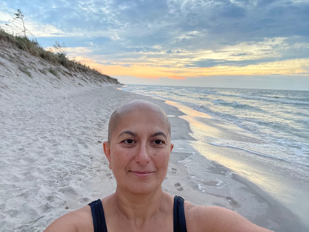 Selfie på stranden på Gotska Sandön vid solnedgång, med sanddyner bakom