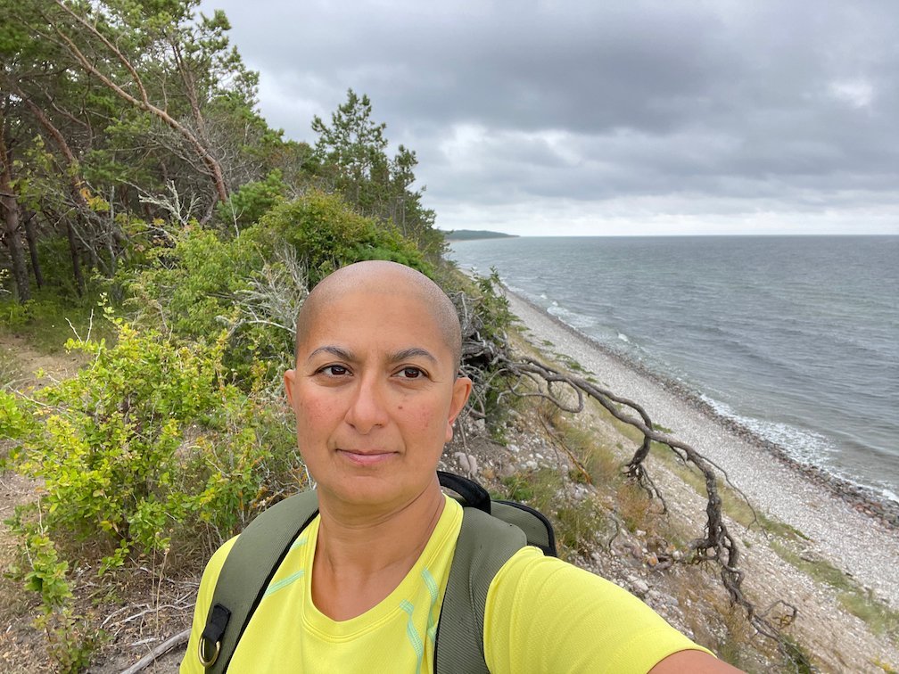 Selfie med ryggsäck på en brink över stranden och havet, Gotska Sandön