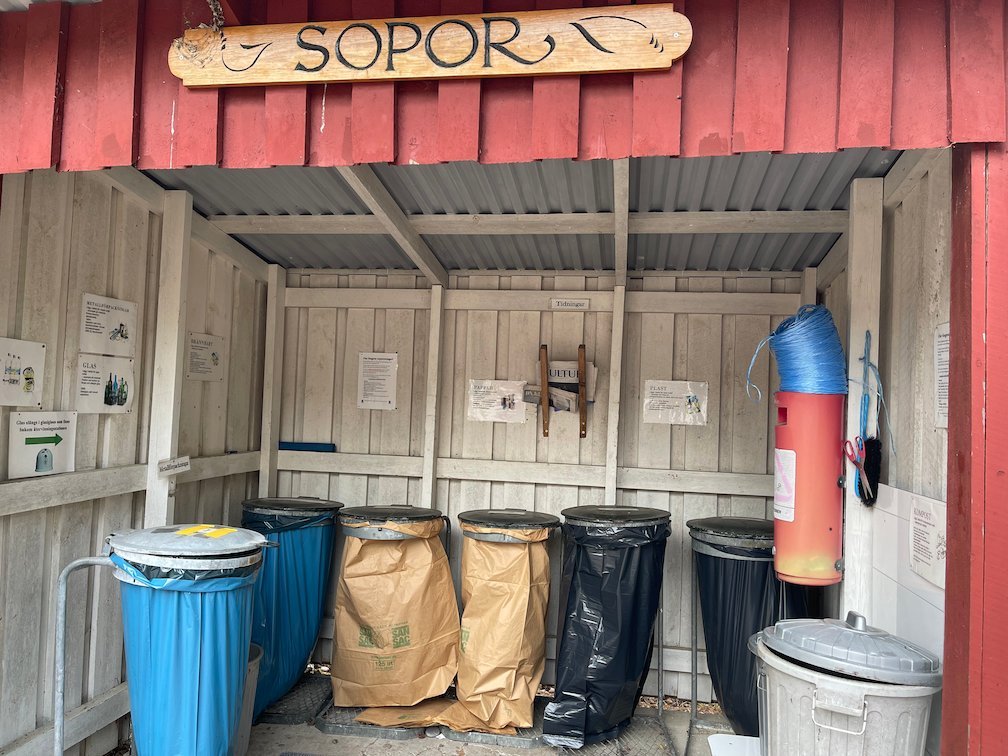 Sopstation med kärl för sortering på lägerplatsen, Gotska Sandön