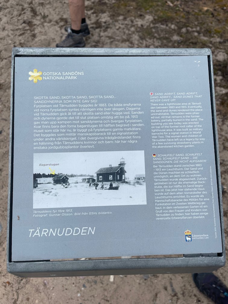 Informationsskylt Tärnudden med ett gammalt foto av en stuga