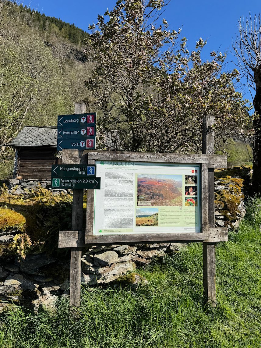 Trail signs and an information board about Hanguren at the start of the path near Mølstertunet