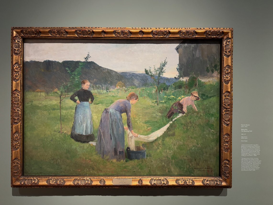 Painting by Harriet Backer of women who spread laundry on green grass
