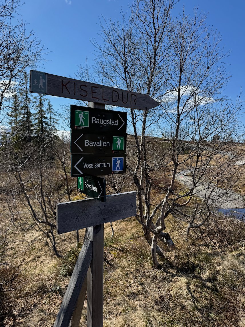 Signpost with directions to Kiselbotn, Raugstad, Bavallen and Voss sentrum