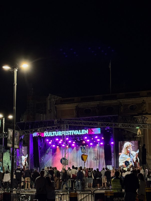 The Kulturfestivalen stage at night, with a performer on the big screen and the audience in front