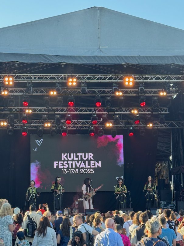 Main stage at Kulturfestivalen 2025 in Stockholm, with a crowd in front of a screen that says Kulturfestivalen 13-17/8 2025