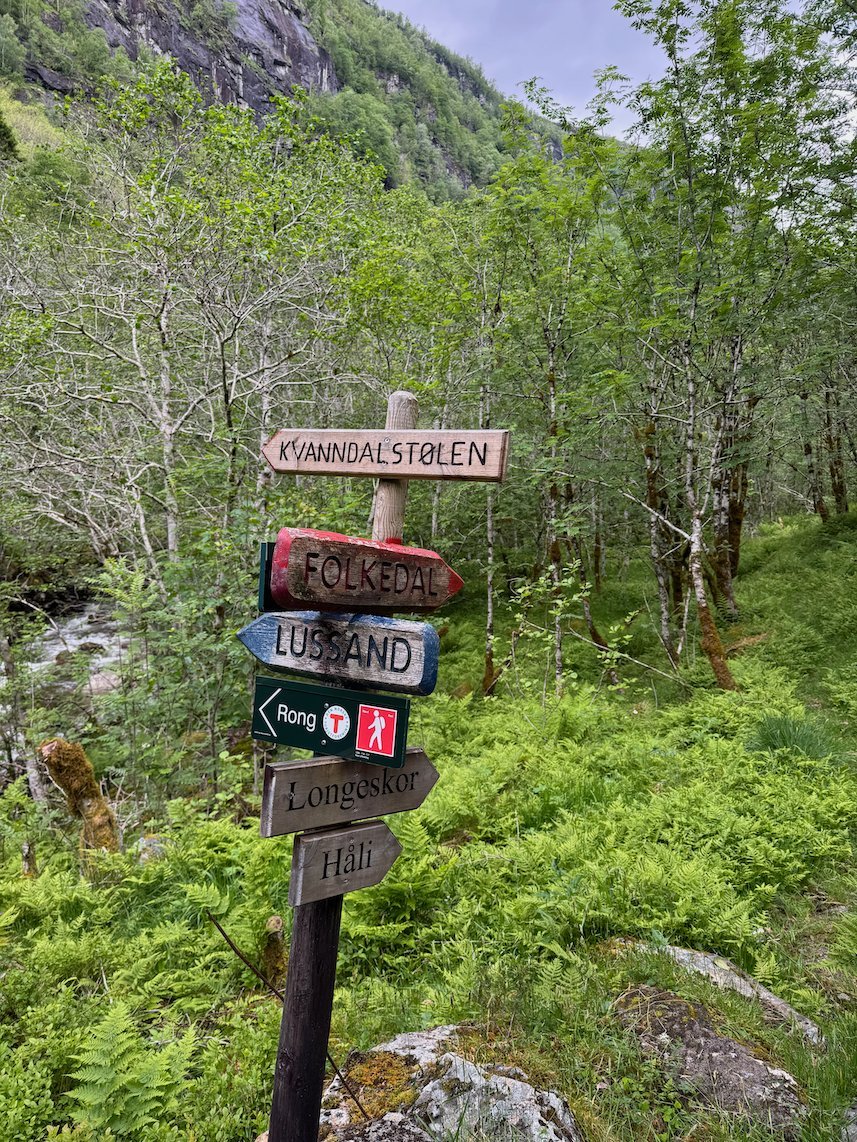 Trail signpost to Kvanndalsstølen in the forest