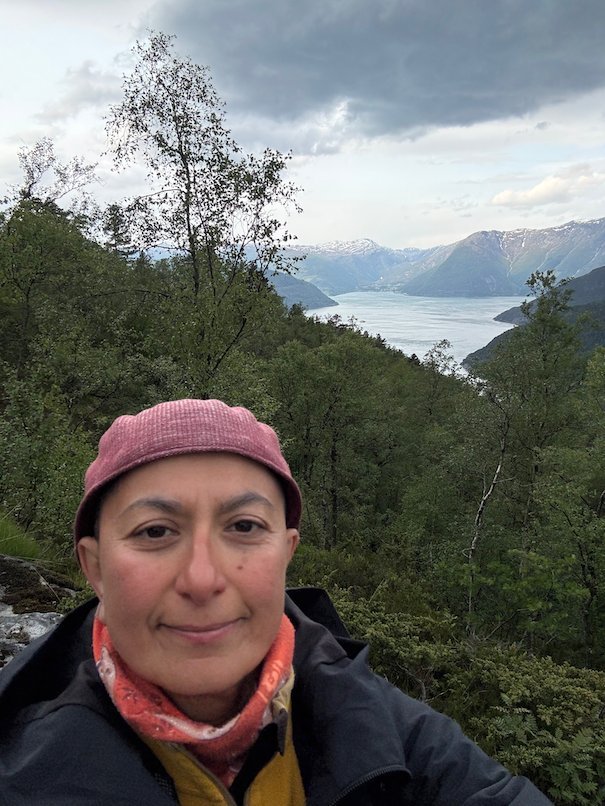 Selfie in a red hat above the Hardangerfjord