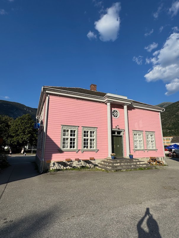 Pink wooden house with white windows in old Lærdalsøyri