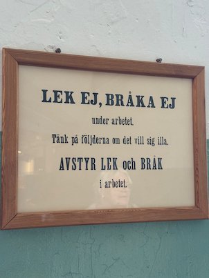 Old framed sign Lek ej, bråka ej under arbetet in the spinning mill