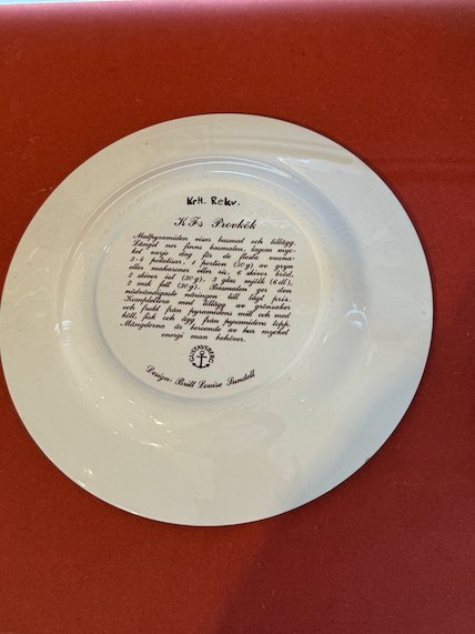 Back of a plate with printed text in Swedish