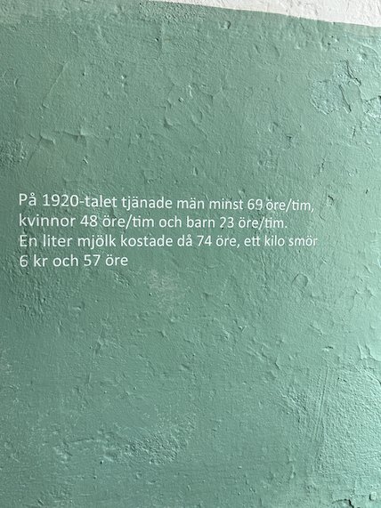 Wall text about wages in the 1920s for men, women and children in the mill