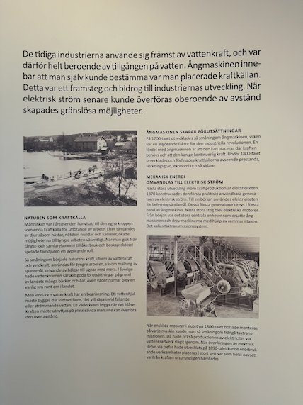Exhibition wall text in Swedish about water power and the first industries