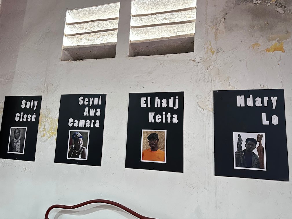 Panels show the names and photos of four Senegalese photographers.