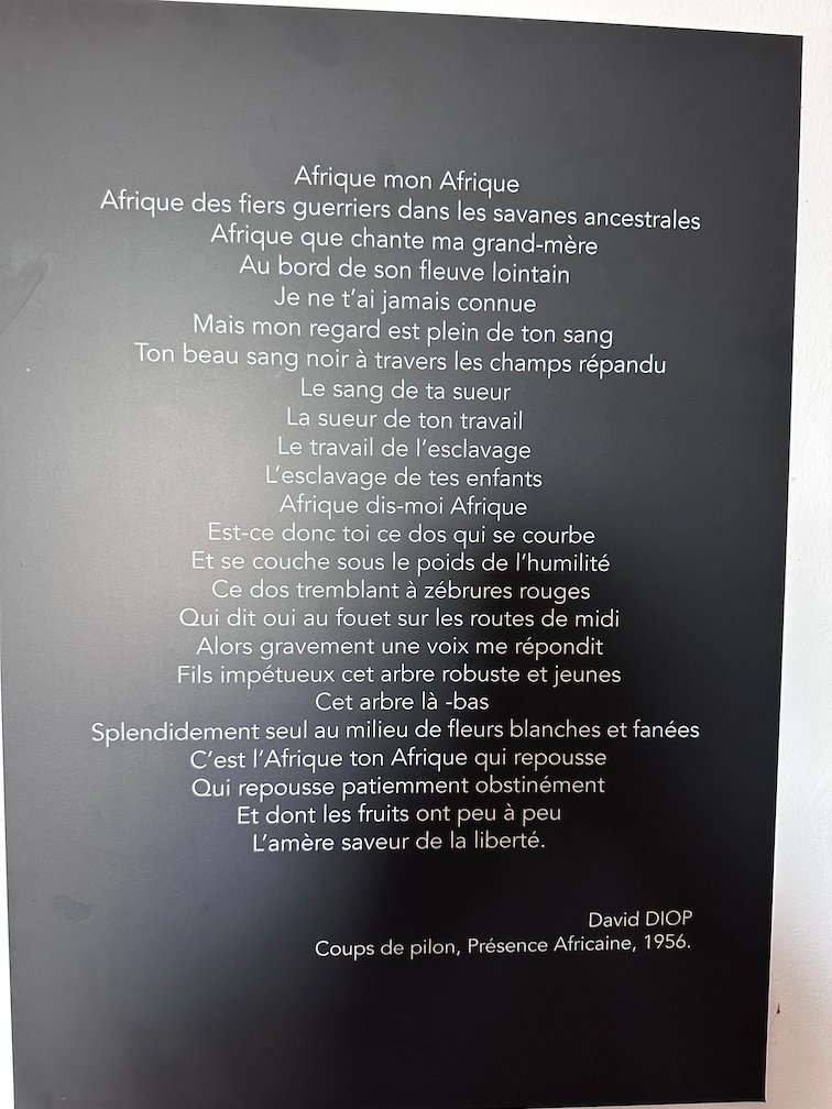 A black panel shows the poem Afrique by David Diop in Saint-Louis.
