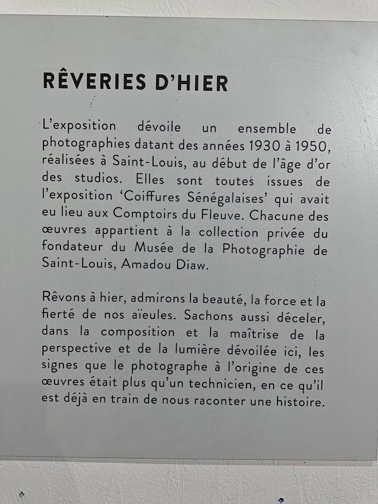 A text panel describes an exhibition of photos from 1930 to 1950.