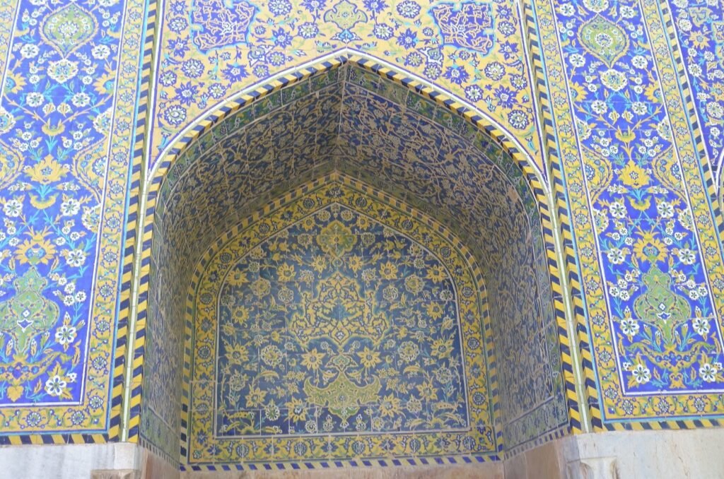 Tiled niche with flower patterns in the Shah Mosque