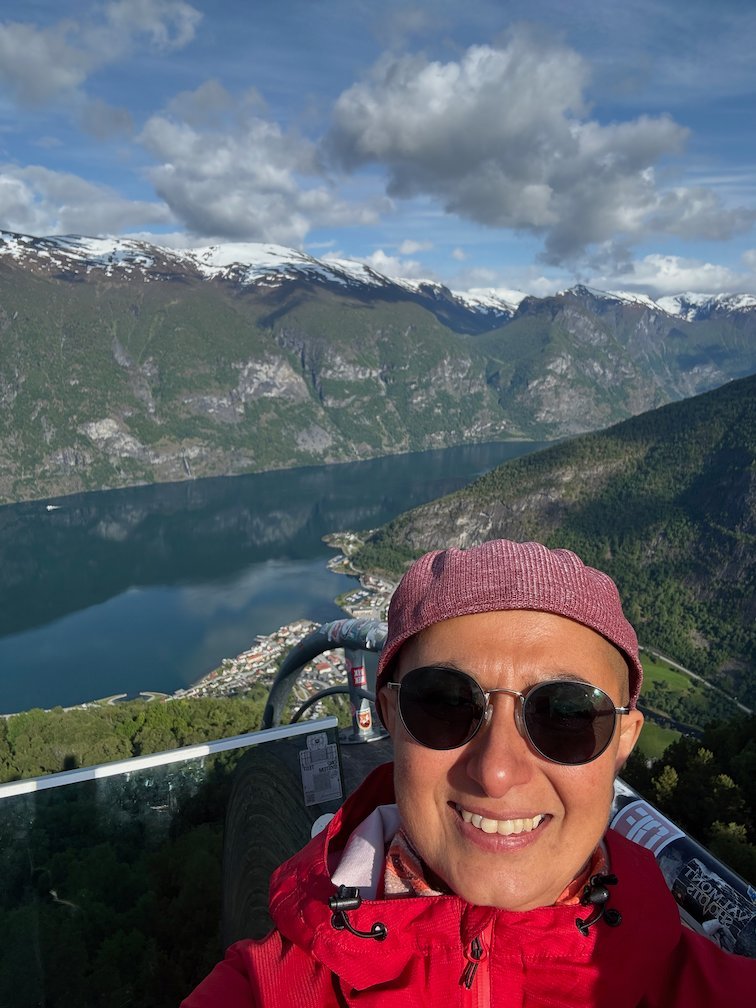 Selfie in a red cap and sunglasses at Stegastein, high above the Aurlandsfjord