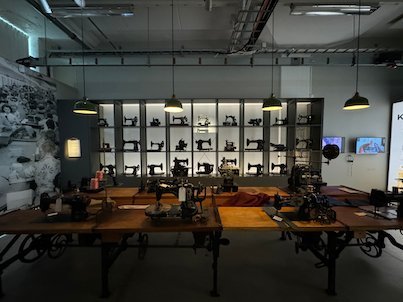 Exhibition room with many old sewing machines on shelves
