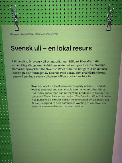 Green sign Svensk ull, en lokal resurs, Swedish wool, a local resource
