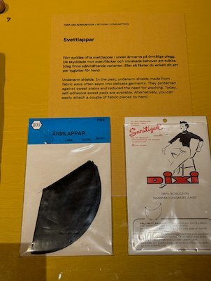 Display about sweat pads with old packages and a sign Svettlappar