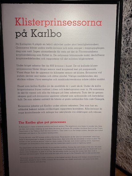 Exhibition sign Klisterprinsessorna på Karlbo, The Karlbo glue pot princesses